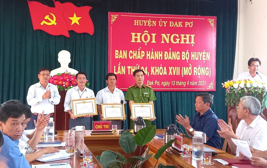 Ban Thường vụ Huyện ủy Đak Pơ tặng giấy khen cho các cá nhân hoàn thành tích xuất sắc nhiệm vụ 5 năm liền (2016-2020). Ảnh Ngọc Minh Ban Thường vụ Huyện ủy Đak Pơ đã tặng giấy khen cho các cá nhân hoàn thành tích xuất sắc nhiệm vụ 5 năm liền (2016-2020). Ảnh Ngọc Minh