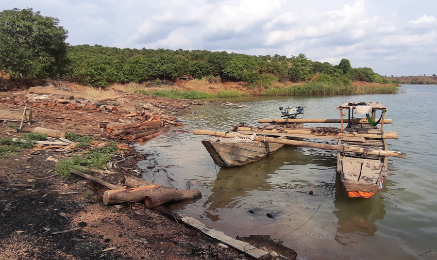 Thuyền kết đôi để vận chuyển gỗ. Ảnh: Hoành Sơn