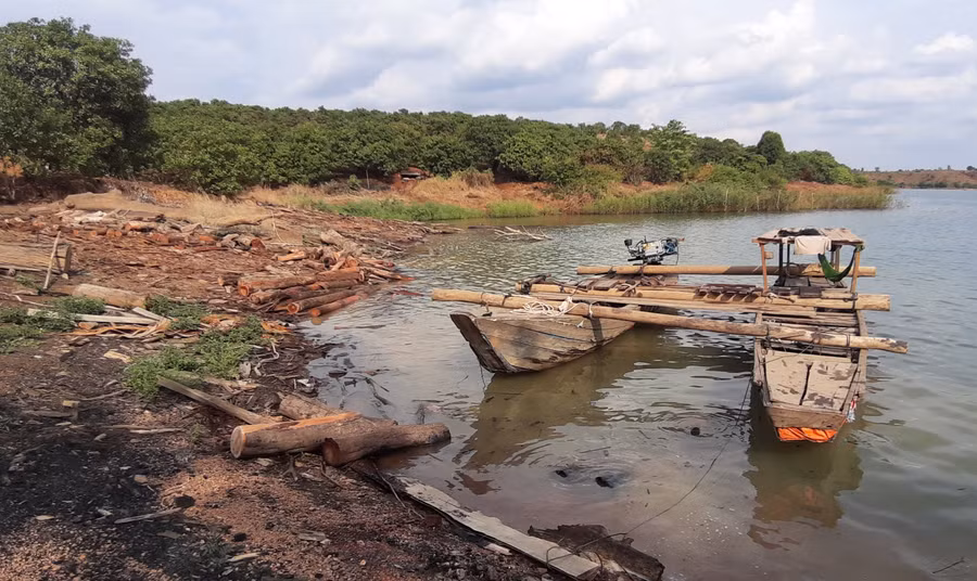 Thuyền kết đôi để vận chuyển gỗ. Ảnh: Hoành Sơn