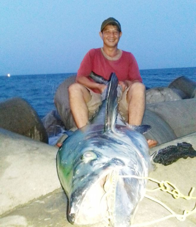 Anh Đạt bên con cá thu “khủng” vừa câu tại cửa biển