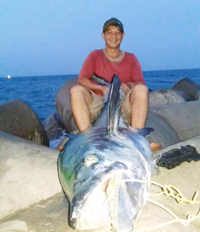 Anh Đạt bên con cá thu “khủng” vừa câu tại cửa biển