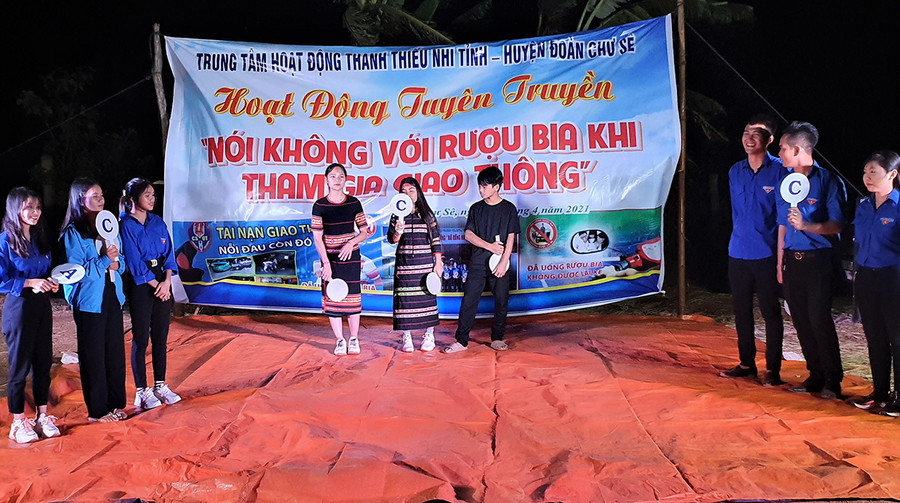  Các đội tham gia phần thi trắc nghiệm trả lời câu hỏi về các tình huống giao thông. Ảnh: Hà Đức Thành