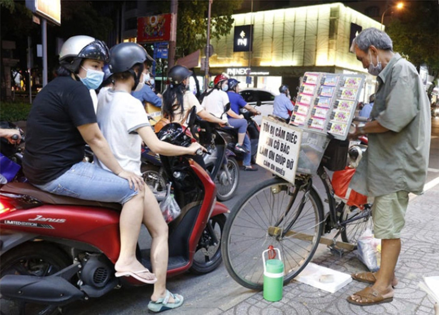 Chiếc xe đạp được ông Sơn mua với giá 200.000 đồng từ tiền tích góp bán vé số -ẢNH: LÊ NGỌC THẢO