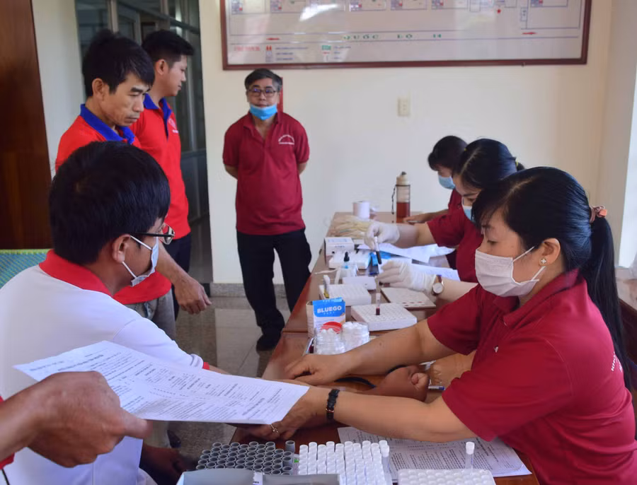 Đông đảo cán bộ, công nhân viên, của công ty tham gia hiến máu tình nguyện. Ảnh: Hồng Ngọc