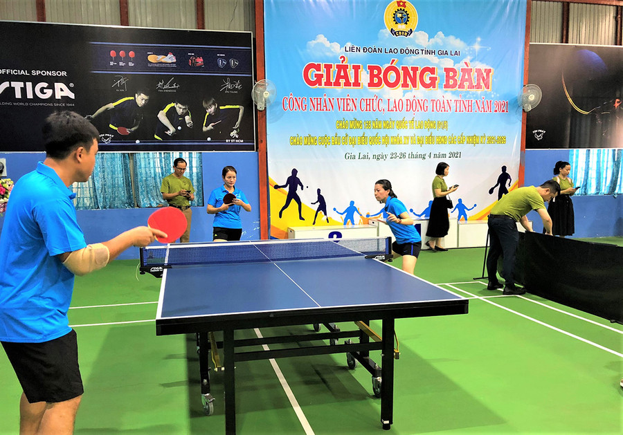 Các vận động viên tranh tài tại giải bóng bàn. Ảnh: Đinh Yến Các vận động viên tham gia giải đang thi đấu tranh tài. Ảnh: Đinh Yến