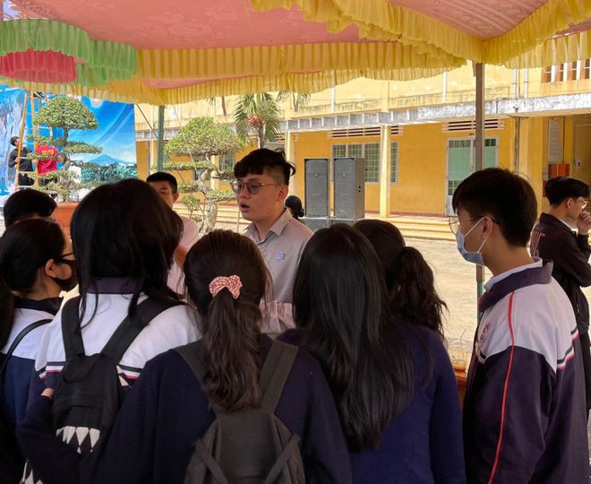 Học sinh vây quanh để hỏi Minh về bí quyết ôn thi và học bài hiệu quả. Ảnh: NVCC