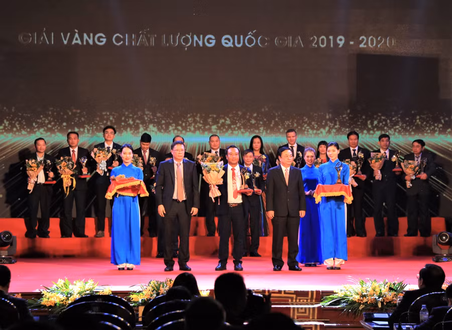  Ông Phan Thanh Thên-Tổng Giám đốc Công ty Trường Sinh nhận giải thưởng vàng chất lượng quốc gia 2020. Ảnh: Hà Đức Thành