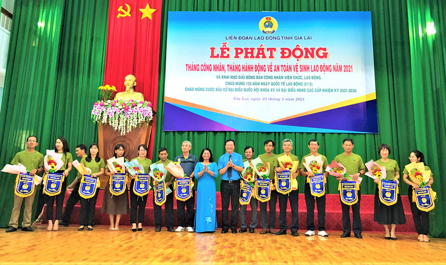 Ban tổ chức trao cờ lưu niệm cho các đội tham dự giải bóng bàn. Ảnh: Đinh Yến  Ban tổ chức trao cờ lưu niệm cho các đội tham dự giải bóng bàn. Ảnh: Đinh Yến