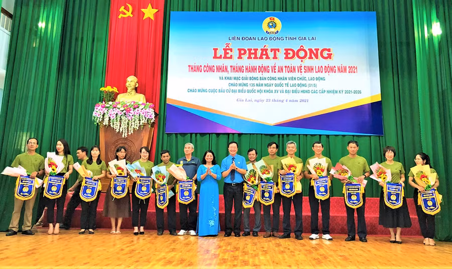  Ban tổ chức trao cờ lưu niệm cho các đội tham dự giải bóng bàn. Ảnh: Đinh Yến