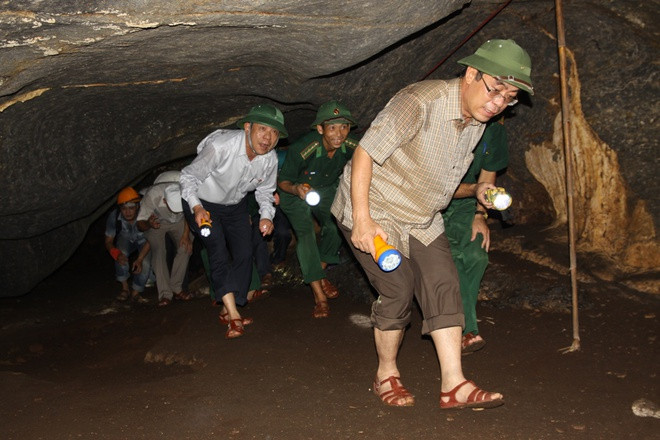 Đoàn công tác của tỉnh Quảng Trị khảo sát động Brai hồi năm 2017