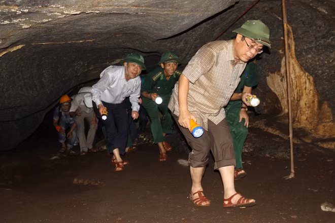 Đoàn công tác của tỉnh Quảng Trị khảo sát động Brai hồi năm 2017