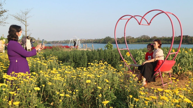 Nhiều du khách và bạn trẻ thích thú chụp hình ở vườn hoa