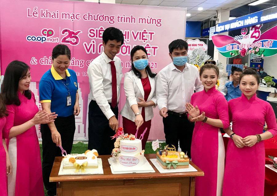 Cắt bánh khai mạc chương trình "Co.op Mart 25 năm-Siêu thị Việt vì người Việt". Ảnh: Vũ Thảo Sự kiện cắt bánh khai mạc chương trình Co.op Mart 25 năm-Siêu thị vì người Việt. Ảnh: Vũ Thảo
