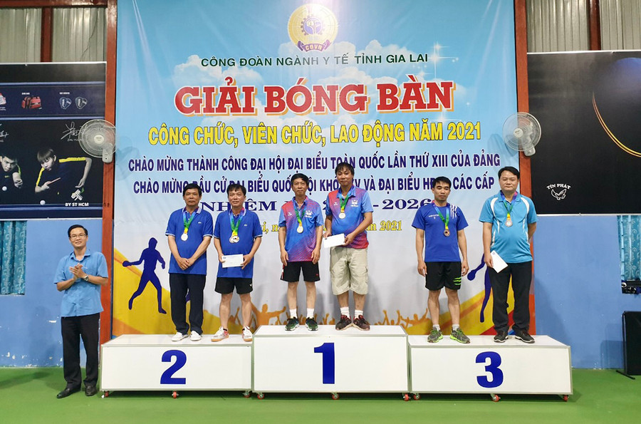 Ban tổ chức trao giải cho các vận động viên ở nội dung đôi nam. Ảnh: Như Nguyện  Ban tổ chức trao giải cho các vận động viên đạt giải ở nội dung đôi nam. Ảnh: Như Nguyện