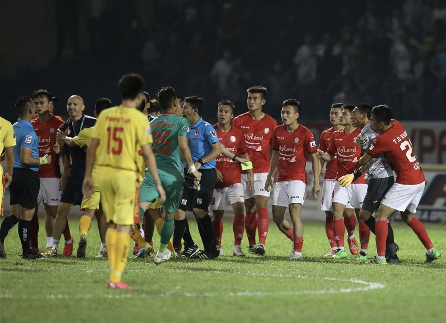 Thủ môn Thanh Thắng và các cầu thủ TPHCM xô xát với trọng tài sau trận đấu. Ảnh: N.Đ