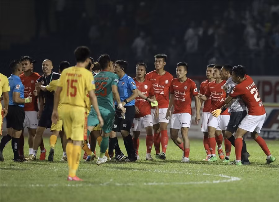 Thủ môn Thanh Thắng và các cầu thủ TPHCM xô xát với trọng tài sau trận đấu. Ảnh: N.Đ