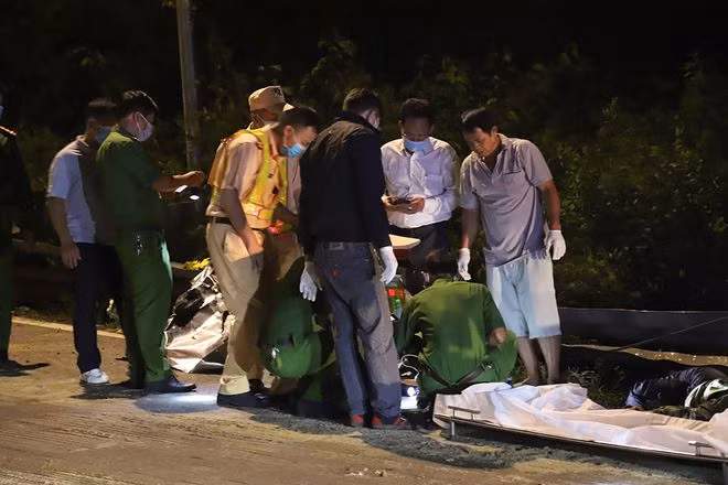 Cơ quan công an khám nghiệm hiện trường vụ tai nạn