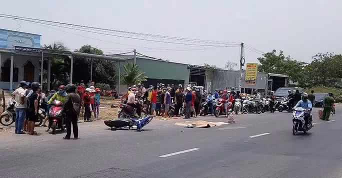 Hiện trường vụ tai nạn thương tâm còn chiếc cặp và mũ bảo hiểm của nạn nhân