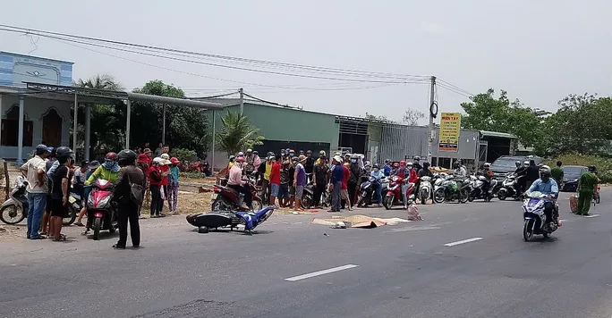 Hiện trường vụ tai nạn thương tâm còn chiếc cặp và mũ bảo hiểm của nạn nhân Hiện trường vụ tai nạn thương tâm còn chiếc cặp và mũ bảo hiểm của nạn nhân