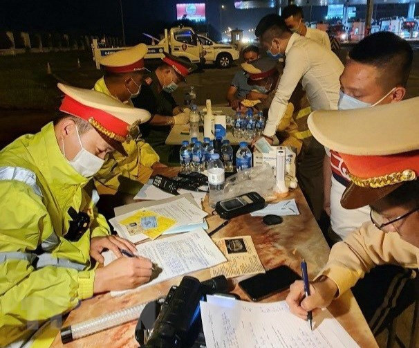 Cảnh sát giao thông của Cục Cảnh sát giao thông và cán bộ, chiến sỹ của của Viện Khoa học hình sự, Bộ Công an xử lý lái xe vi phạm nồng độ cồn, ma túy trên cao tốc Hà Nội-Hải Phòng-Quảng Ninh. (Ảnh: TTXVN phát) Cảnh sát giao thông của Cục Cảnh sát giao thông và cán bộ, chiến sỹ của của Viện Khoa học hình sự, Bộ Công an xử lý lái xe vi phạm nồng độ cồn, ma túy trên cao tốc Hà Nội-Hải Phòng-Quảng Ninh. (Ảnh: TTXVN phát)
