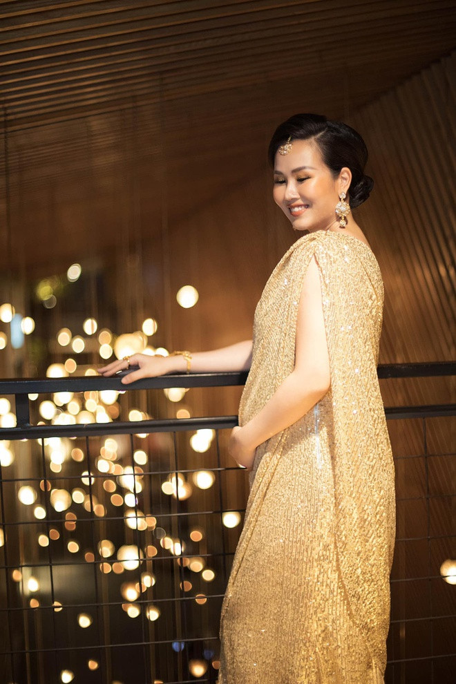 Nữ ca sĩ tự tin khoe bụng bầu 6 tháng. ẢNH: FBNV