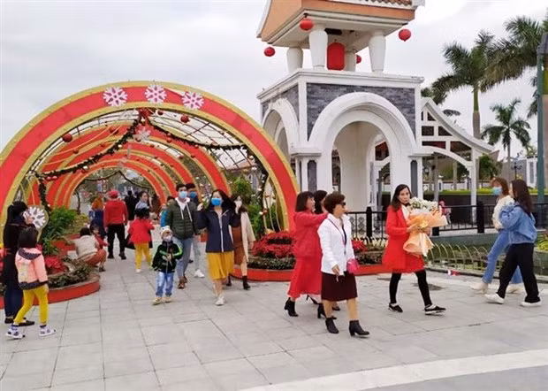 Du khách đi tham quan Công viên châu Á. (Ảnh: Trần Lê Lâm/TTXVN)