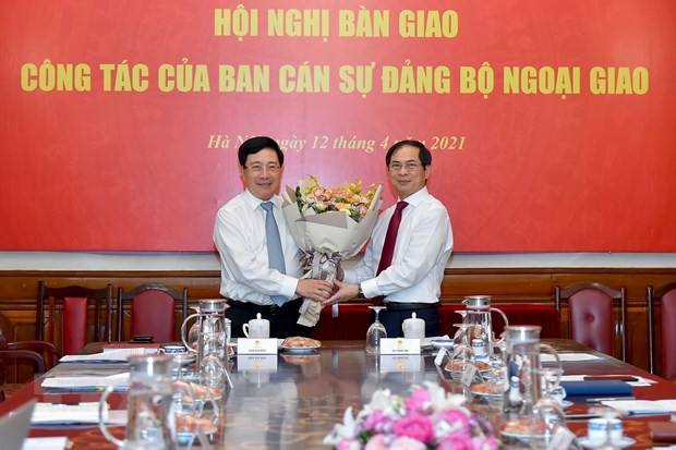 Phó Thủ tướng Phạm Bình Minh tặng hoa chúc mừng Bộ trưởng Ngoại giao Bùi Thanh Sơn. (Ảnh: TTXVN) Phó Thủ tướng Phạm Bình Minh tặng hoa chúc mừng Bộ trưởng Ngoại giao Bùi Thanh Sơn. (Ảnh: TTXVN)