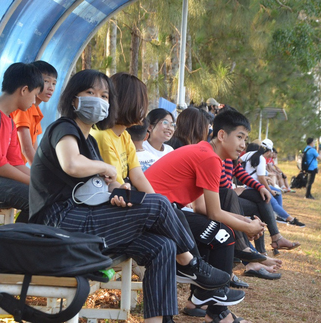 Du khách đến du lịch tại Pleiku giờ có thêm tour xem HAGL tập luyện và thi đấu - Ảnh: Minh Vỹ  Du khách đến du lịch tại Pleiku giờ có thêm tour xem HAGL tập luyện và thi đấu - Ảnh: Minh Vỹ