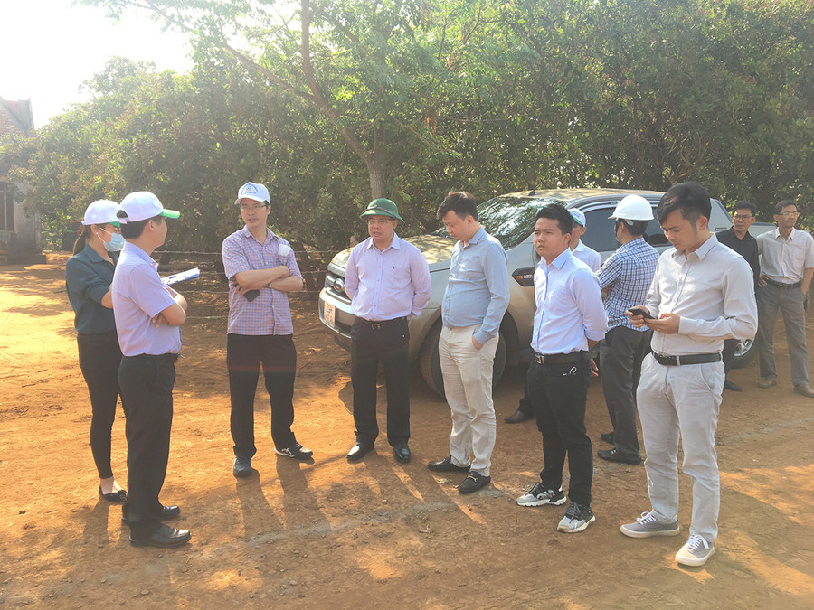 Lãnh đạo Sở Kế hoạch-Đầu tư tỉnh đã tiến hành đi kiểm tra tiến độ thi công các dự án điện gió trên địa bàn tỉnh. Ảnh: Phúc Lâm