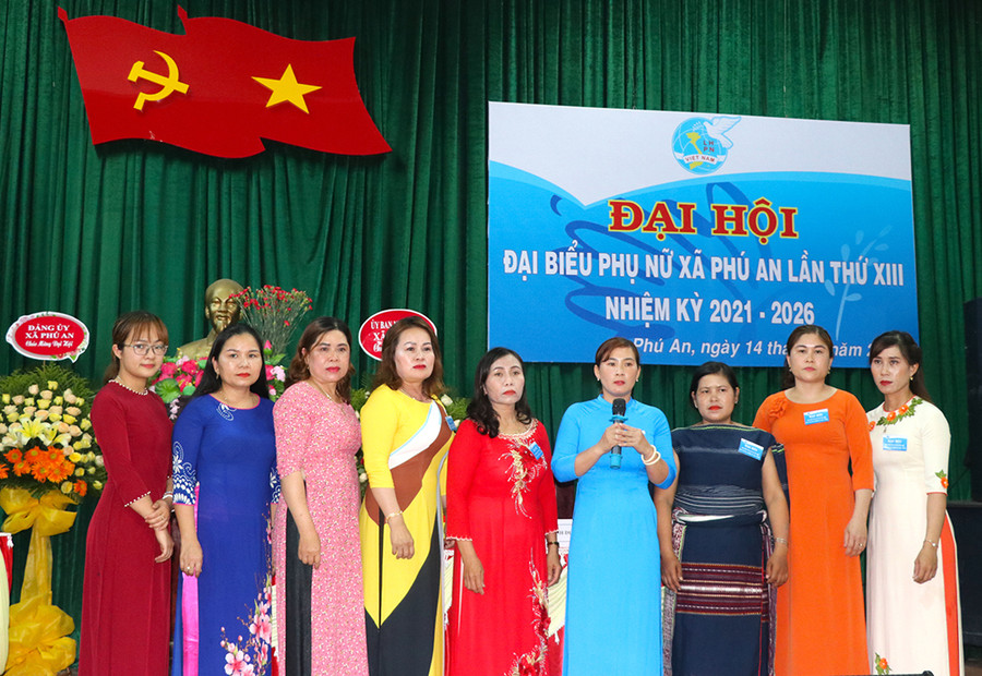 Ban Chấp hành Hội LHPN xã Phú An khóa XIII (nhiệm kỳ 2021-2026) ra mắt nhận nhiệm vụ. Ảnh: Ngọc Minh Ban chấp hành Hội LHPN xã Phú An khóa XIII nhiệm kỳ 2021-2026 ra mắt nhận nhiệm vụ. Ảnh: Ngọc Minh