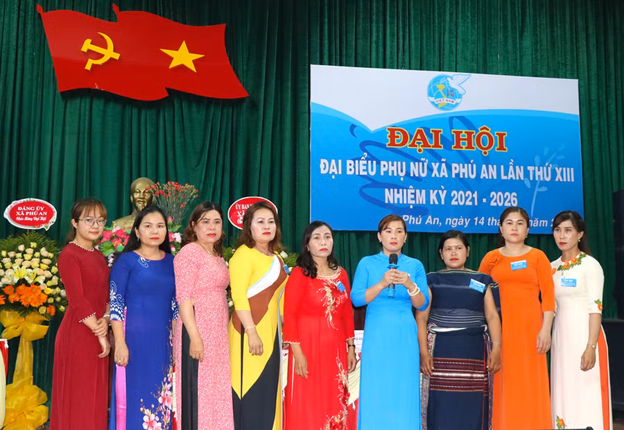 Ban chấp hành Hội LHPN xã Phú An khóa XIII nhiệm kỳ 2021-2026 ra mắt nhận nhiệm vụ. Ảnh: Ngọc Minh