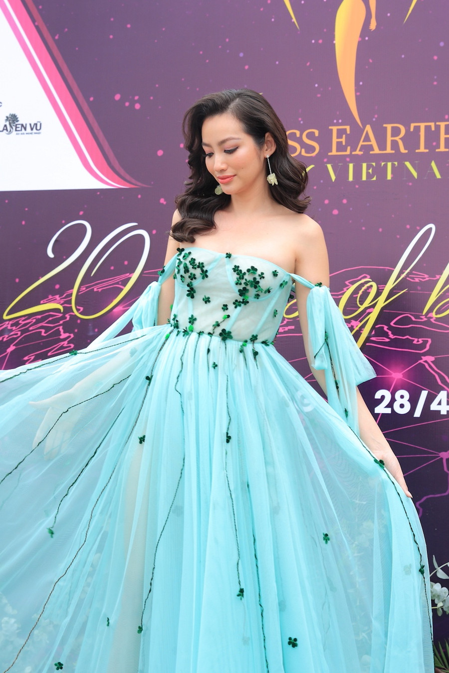 Trương Tri Trúc Diễm xuất hiện với thiết kế váy hoa nữ tính. Thời gian gần đây, người đẹp tự tin thể hiện nhiều phong cách thời trang khác nhau. Cô tâm sự: “Mỗi thiết kế tôi lựa chọn để xuất hiện phải đáp ứng yêu cầu về việc phù hợp với chương trình và không gây sự cố khi xuất hiện”. ẢNH: BTC