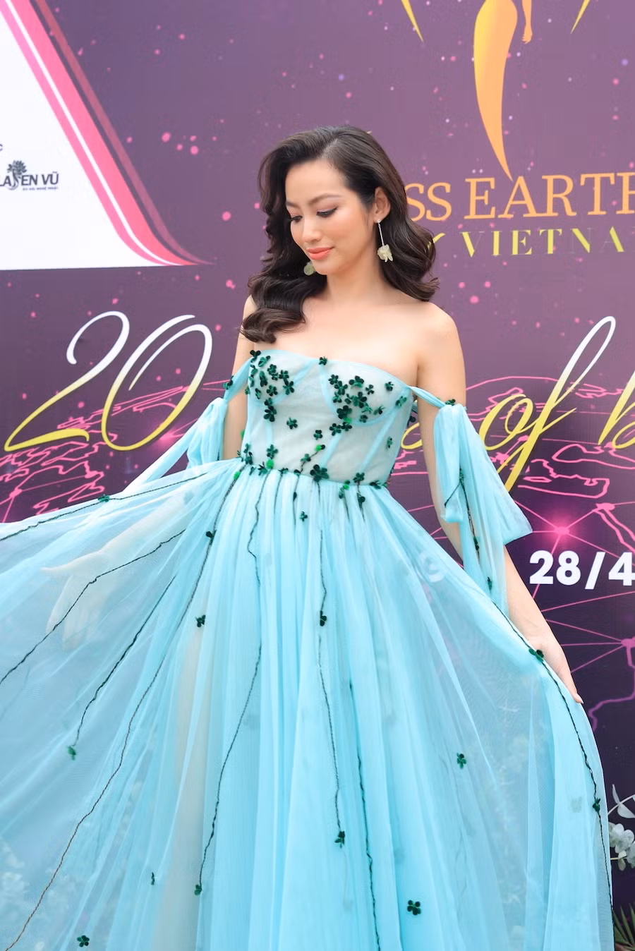 Trương Tri Trúc Diễm xuất hiện với thiết kế váy hoa nữ tính. Thời gian gần đây, người đẹp tự tin thể hiện nhiều phong cách thời trang khác nhau. Cô tâm sự: “Mỗi thiết kế tôi lựa chọn để xuất hiện phải đáp ứng yêu cầu về việc phù hợp với chương trình và không gây sự cố khi xuất hiện”. ẢNH: BTC