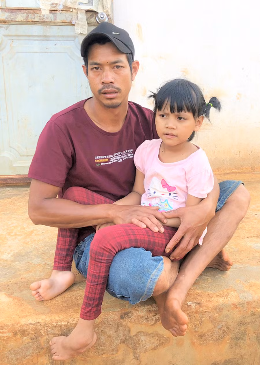  Anh Vưng và con gái Rcom H'Pyiu. Ảnh: Đinh Yến