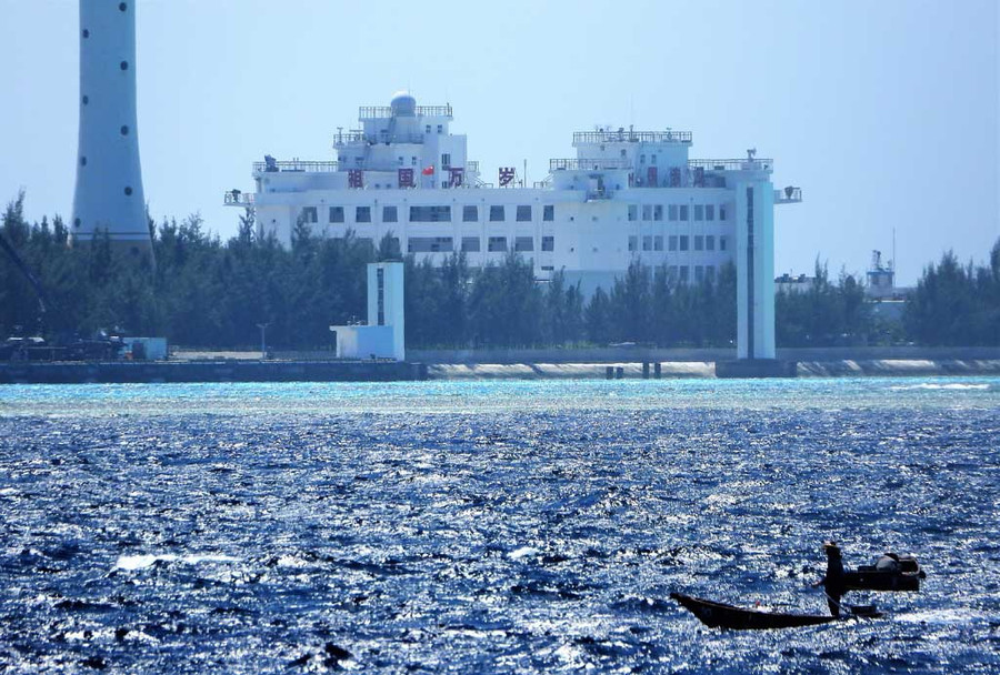 Thuyền nhỏ của ngư dân Trung Quốc quanh quẩn câu cá ngoài bãi Gạc Ma. Ảnh: Thanh Niên