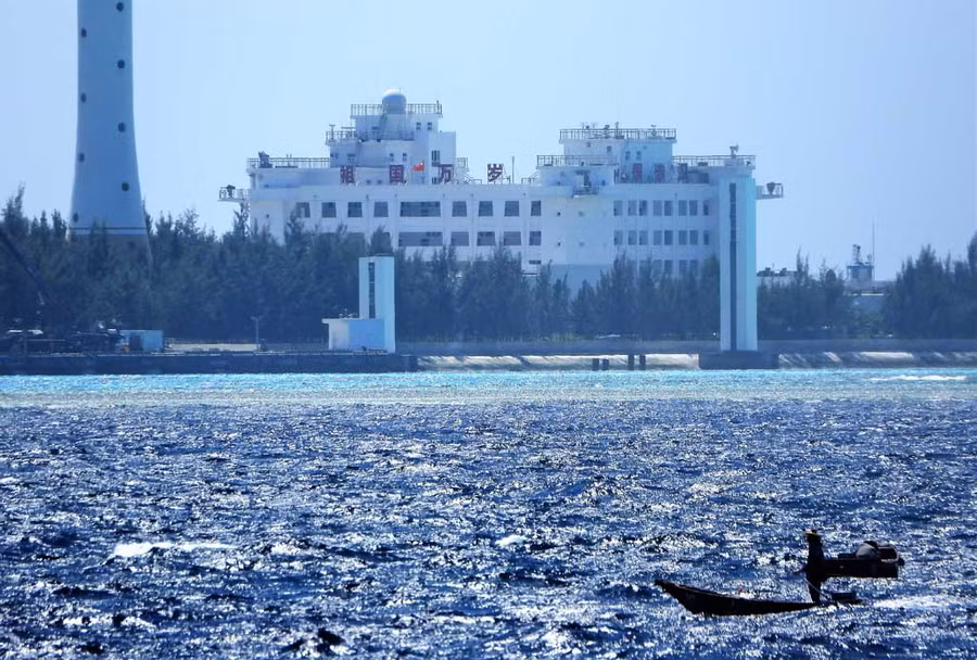 Thuyền nhỏ của ngư dân Trung Quốc quanh quẩn câu cá ngoài bãi Gạc Ma. Ảnh: Thanh Niên
