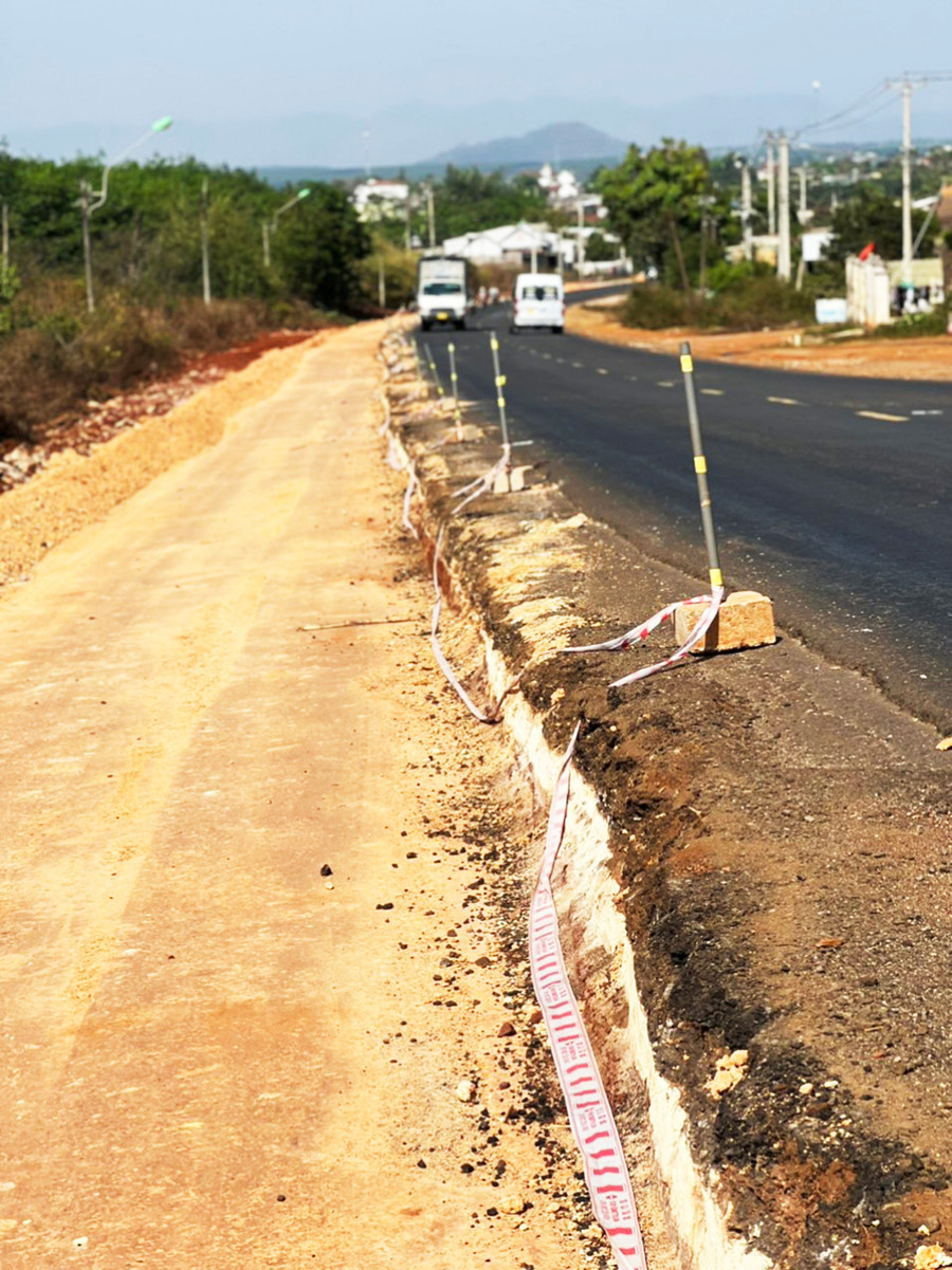 Nhiều đơn vị thi công bố trí cọc tiêu, dây văng nhưng không đầy đủ, dẫn đến nguy cơ gây mất ATGT cho người và các phương tiện tham gia giao thông. Ảnh: Minh Nguyễn  Nhiều đơn vị thi công bố trí cọc tiêu, dây văng nhưng không đầy đủ, dẫn đến nguy cơ gây mất ATGT rất cao cho người và các phương tiện tham gia giao thông. Ảnh: Minh Nguyễn