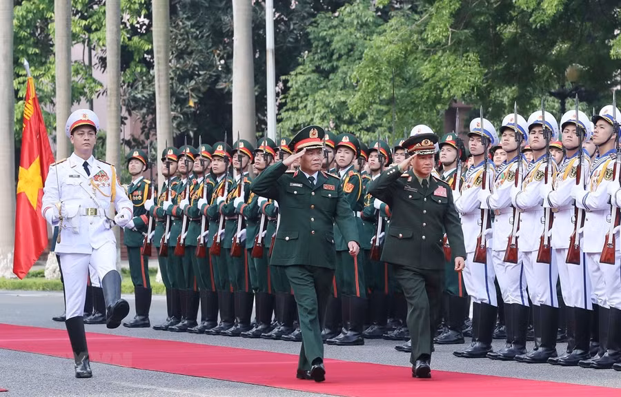  Thượng tướng Nguyễn Tân Cương và Trung tướng Khamliang Outhakaysone duyệt đội Danh dự QĐND Việt Nam. (Ảnh: Trọng Đức/TTXVN)