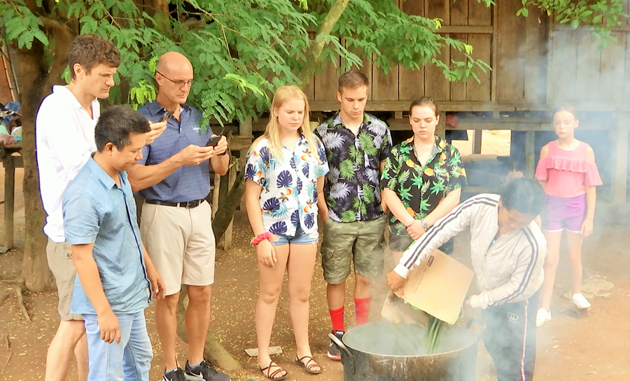 Du khách tham quan thôn Chênh Vênh (xã Hướng Phùng, H.Hướng Hóa, Quảng Trị). Ảnh: Thanh Lộc