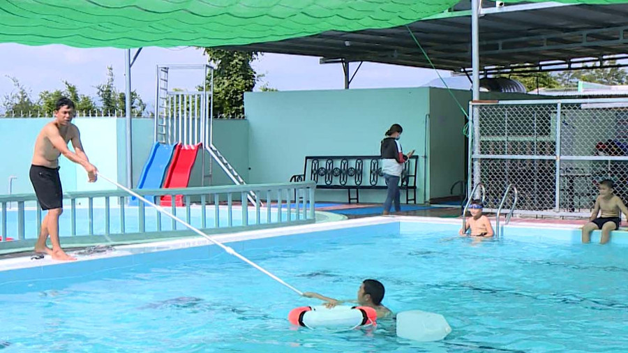 Trẻ em học bơi và kỹ năng phòng tránh đuối nước. Ảnh: Gia Hưng