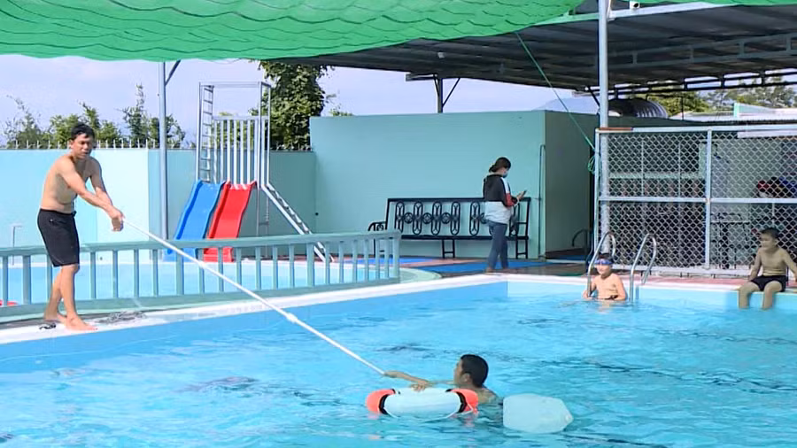 Trẻ em học bơi và kỹ năng phòng tránh đuối nước. Ảnh: Gia Hưng
