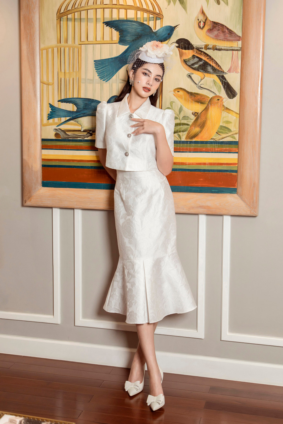 Trên chất liệu gấm, NTK phát triển những mẫu váy có kiểu dáng đa dạng - dáng ôm body cổ điển phối cùng áo khoác lửng, váy xòe cúp ngực, váy ôm xẻ ngực phối cùng áo khoác đến dáng váy rộng điệu đà mang đậm hơi thở mùa hè.