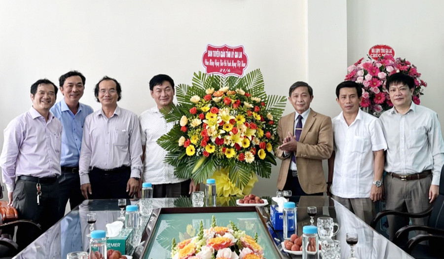 Trưởng ban Tuyên giáo Tỉnh ủy Huỳnh Thế Mạnh (thứ 3 từ phải sang) tặng lẵng hoa chúc mừng tập thể Báo Gia Lai. Ảnh: Phương Vi Trưởng ban Tuyên giáo Tỉnh ủy Huỳnh Thế Mạnh đã tặng lẵng hoa chúc mừng tập thể Báo Gia Lai. Ảnh: Phương Vi