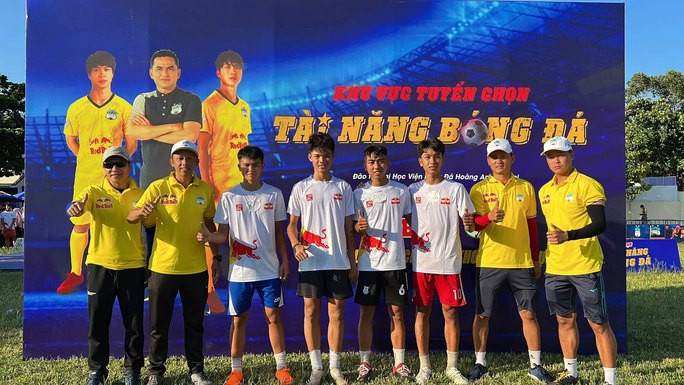 4 thí sinh vượt trội trong cuộc tuyển chọn ở Bình Thuận sẽ góp mặt tại vòng chung kết “Hành trình chinh phục giấc mơ sân cỏ” do CLB HAGL hợp tác cùng Red Bull tổ chức