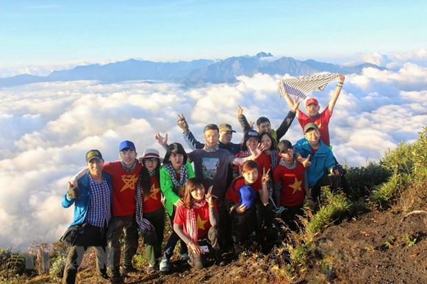 Du khách bên 'biển mây' ở Lảo Thẩn. Ảnh: Cao Hương/TTXVN phát