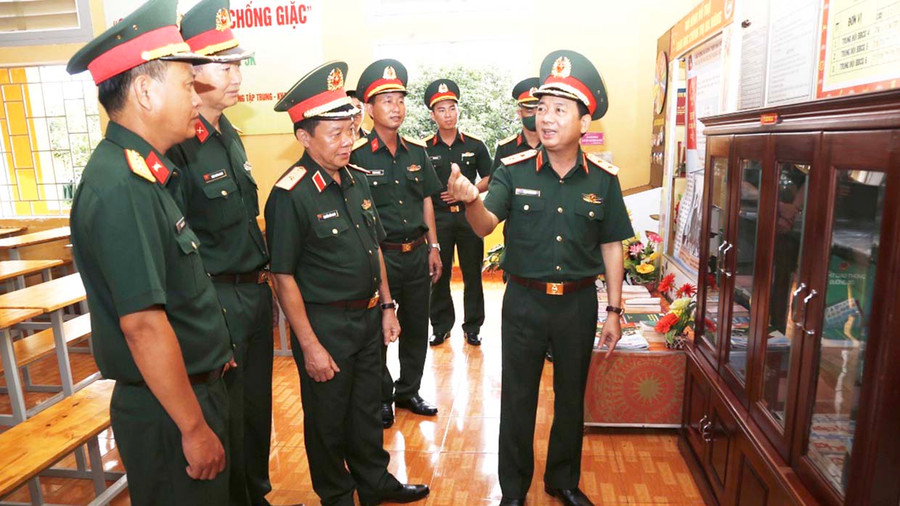 Trung tướng Trịnh Văn Quyết (bìa phải)-Ủy viên Ban Chấp hành Trung ương Đảng, Phó Chủ nhiệm Tổng cục Chính trị Quân đội nhân dân Việt Nam kiểm tra, nắm tình hình hoạt động công tác Đảng, công tác chính trị tại Sư đoàn 320 (Quân đoàn 3). Ảnh: Lê Quang