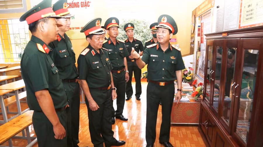 Trung tướng Trịnh Văn Quyết (bìa phải)-Ủy viên Ban Chấp hành Trung ương Đảng, Phó Chủ nhiệm Tổng cục Chính trị Quân đội nhân dân Việt Nam kiểm tra, nắm tình hình hoạt động công tác Đảng, công tác chính trị tại Sư đoàn 320 (Quân đoàn 3). Ảnh: Lê Quang
