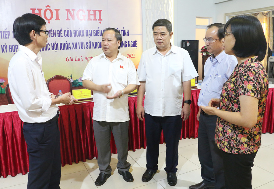Phó Bí thư Thường trực Tỉnh ủy, Trưởng đoàn đại biểu Quốc hội tỉnh Châu Ngọc Tuấn (thứ 2 từ trái sang) trao đổi với các đại biểu bên lề buổi tiếp xúc chuyên đề với Sở Khoa học và Công nghệ. Ảnh: Quang Tấn