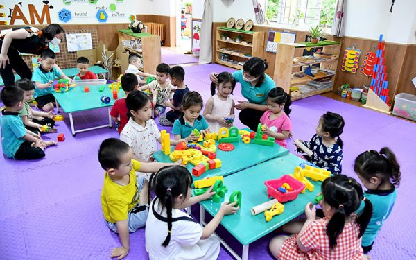Giờ học của các em học sinh Trường mầm non Vĩnh Hưng, quận Hoàng Mai (Hà Nội). (Ảnh ANH SƠN) Giờ học của các em học sinh Trường mầm non Vĩnh Hưng, quận Hoàng Mai (Hà Nội). (Ảnh ANH SƠN)