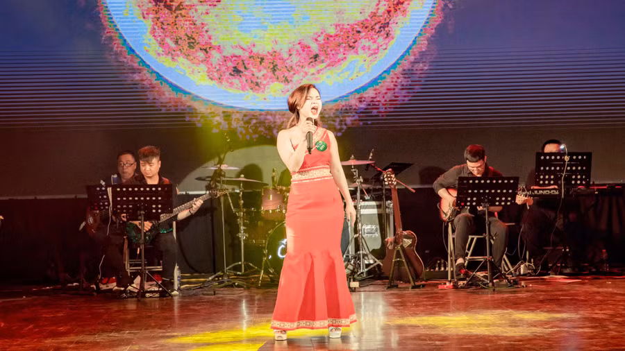 Giọng ca trẻ Mơly trên sân khấu Liên hoan “Tiếng hát đại ngàn” (ảnh nhân vật cung cấp).